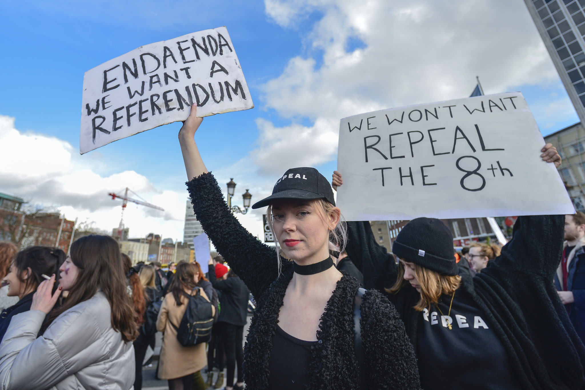 Протест против общества. Бунт против власти. Против общества. Митинг против Ирландии. Новенькие бунт против взрослых.