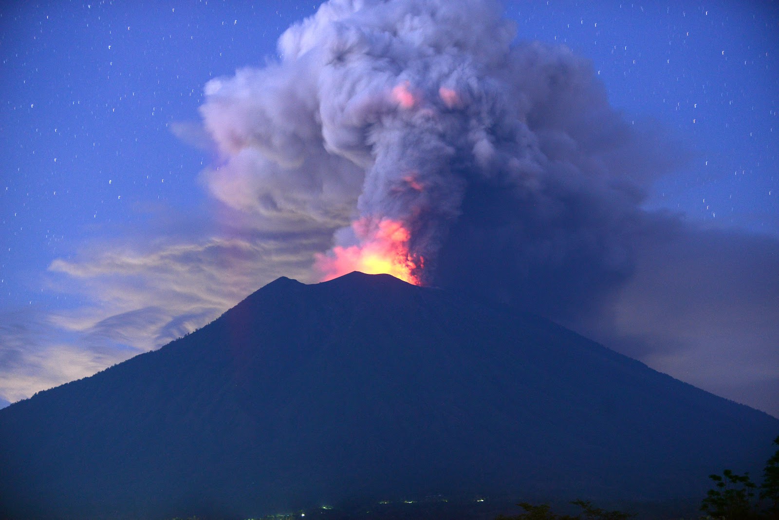  PHOTOS  An erupting volcano is forcing Bali  residents to 